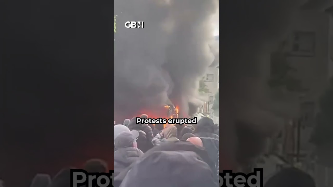 СРОЧНО: В Белфасте подожгли автобус во время протестов из-за суданского несостоявшегося убийцы