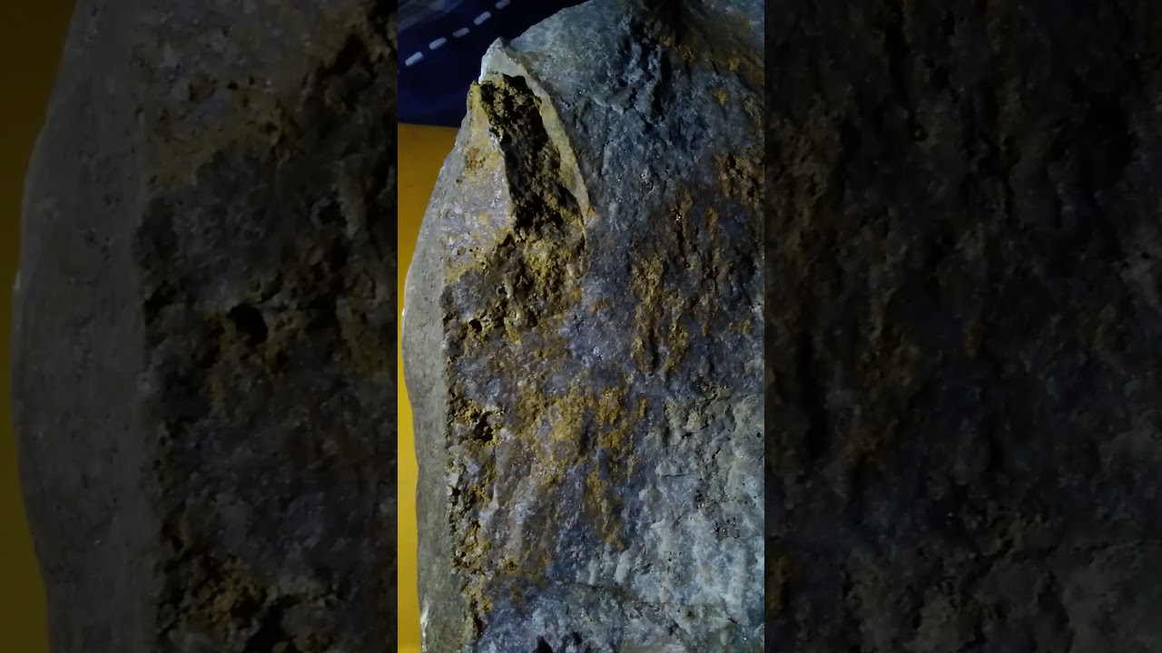 Batong punong puno ng ginto na may halong crystal pansinin ang sign!