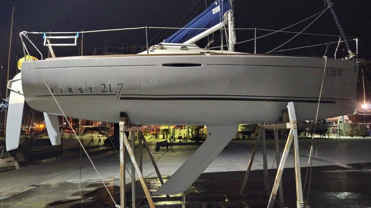 Beneteau First 21.7 video tutorial by CroSails.com, compact-sailing-yacht charter