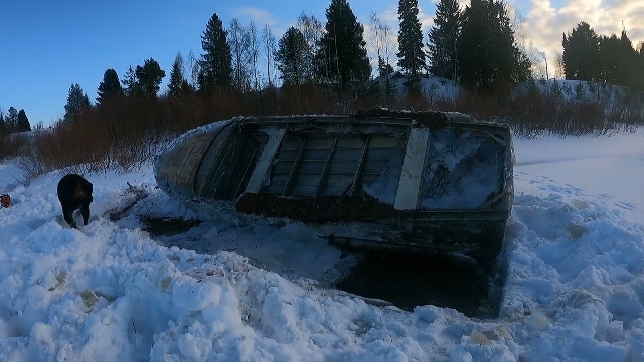 Снегоход ИРБИС ТУНГУС 500L эвакуирует вмёрзшую в лёд лодку.