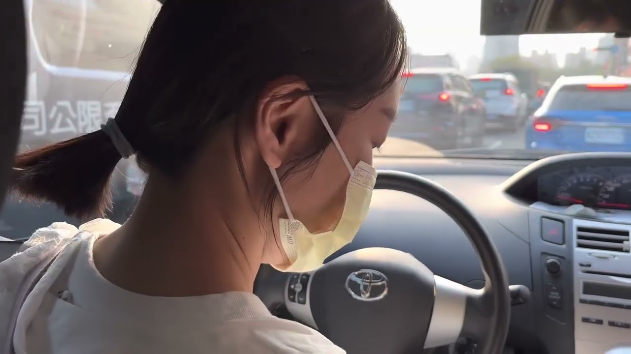 小妹妹新手駕駛假日練車/體驗加油站加油/路邊停車美術館停車格散步美術館一整圈/路經捷運輕軌列車與美術館站