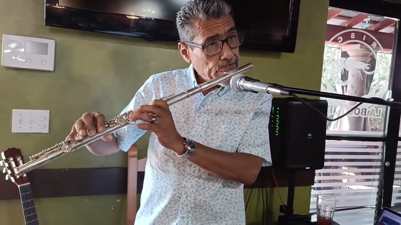 El manicero Lalo Chávez y su flauta transversal 2024