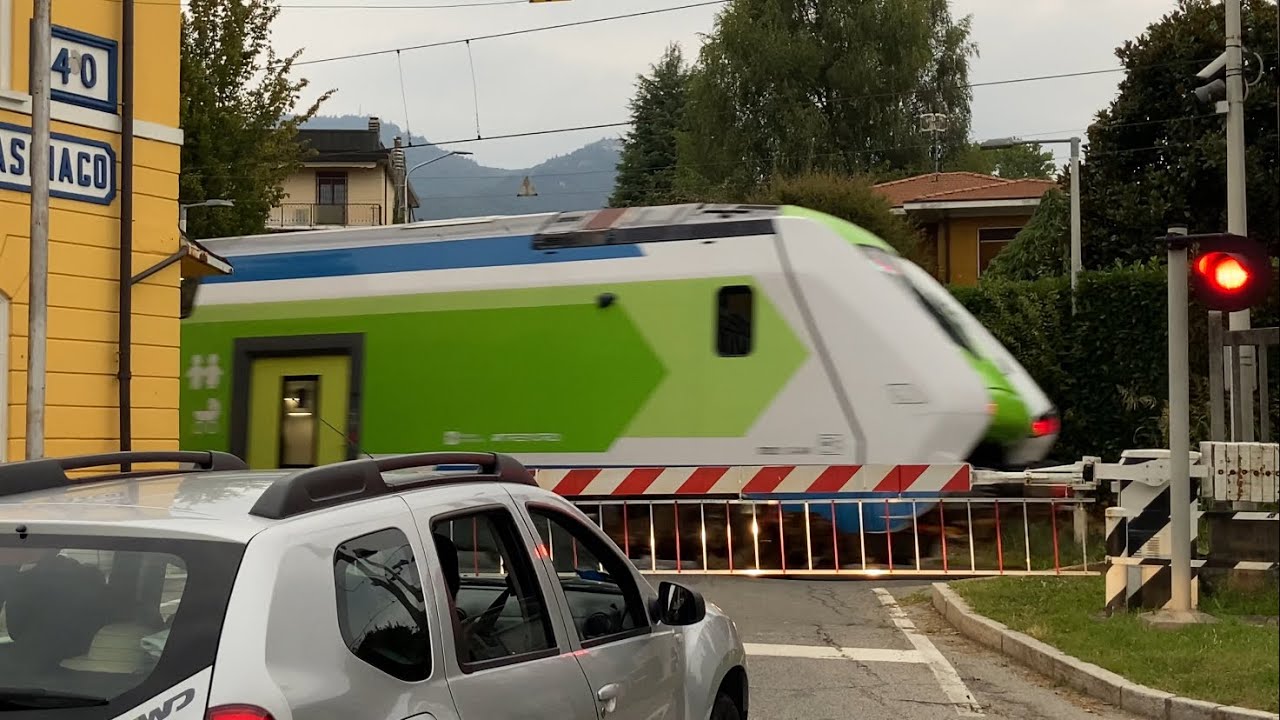 Treno SERALE al passaggio a livello di MOROSOLO-CASCIAGO in una PIOVOSA giornata…