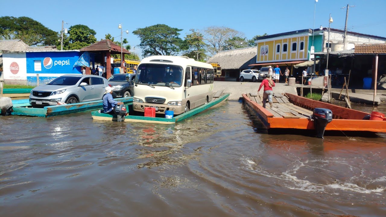 cruzando los carros en ferry/monterrico/Guatemala,