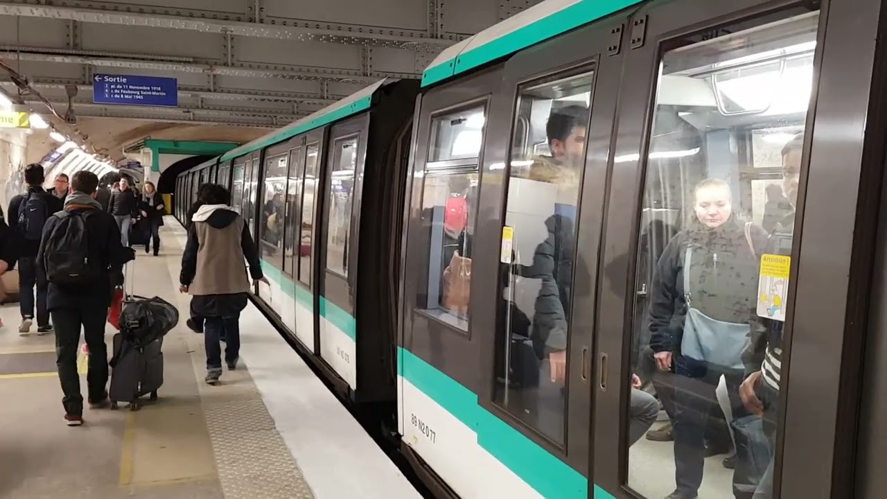 MP89 departing metro station