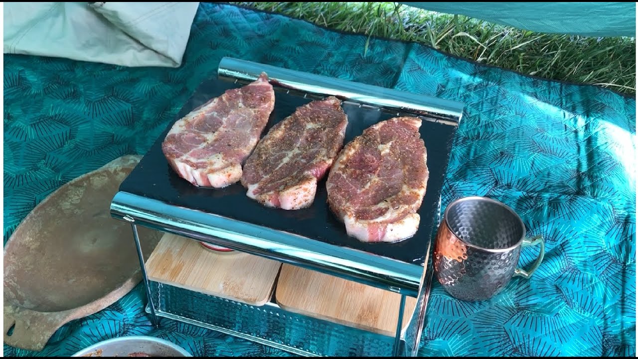 Ceafă de porc pe piatră vulcanică