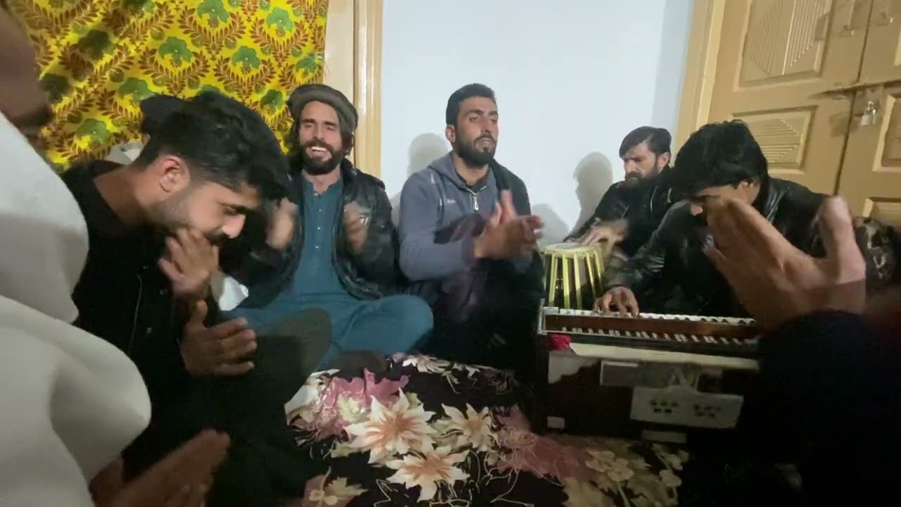 Gali main aj chand nikla desi mehfile hidko maya 