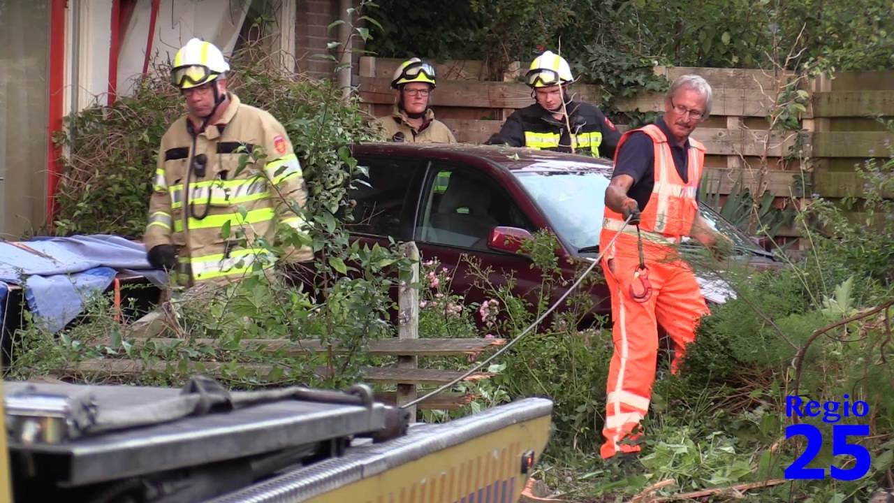 Emmeloord - Auto rijdt achteruit flatwoning binnen