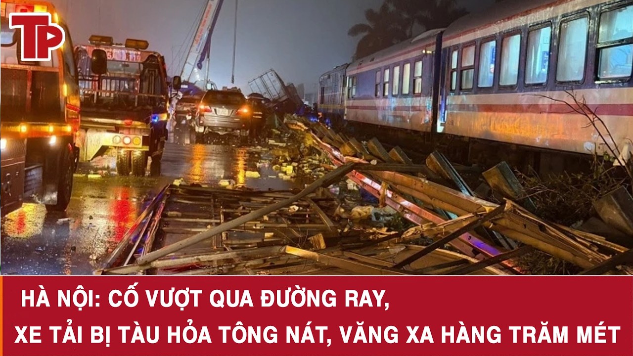 Hà Nội: Cố vượt qua đường ray, xe tải bị tàu hỏa tông nát, văng xa hàng trăm mét