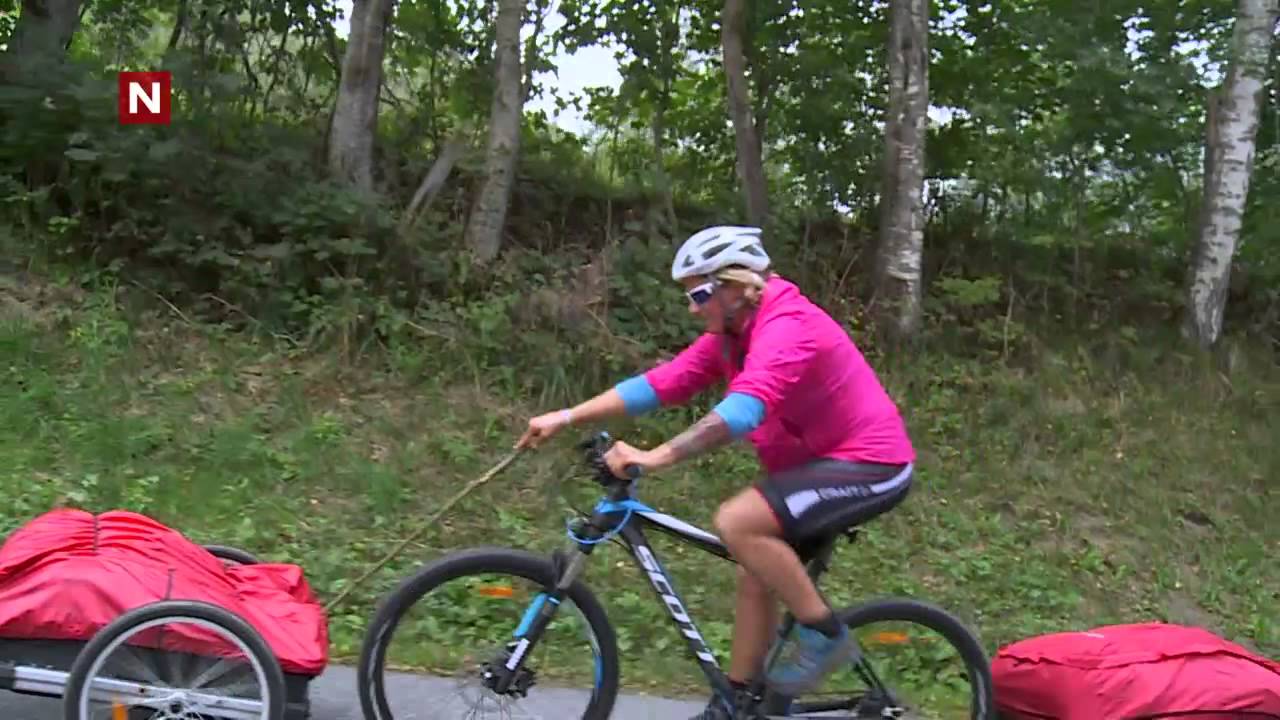 Vibeke hjelper Aylar oppover sykkelbakken | 71° Nord Kjendis | discovery+ Norge