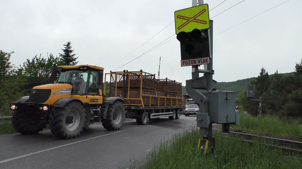 Železniční přejezd Haniska pri Prešove, hlavní silnice