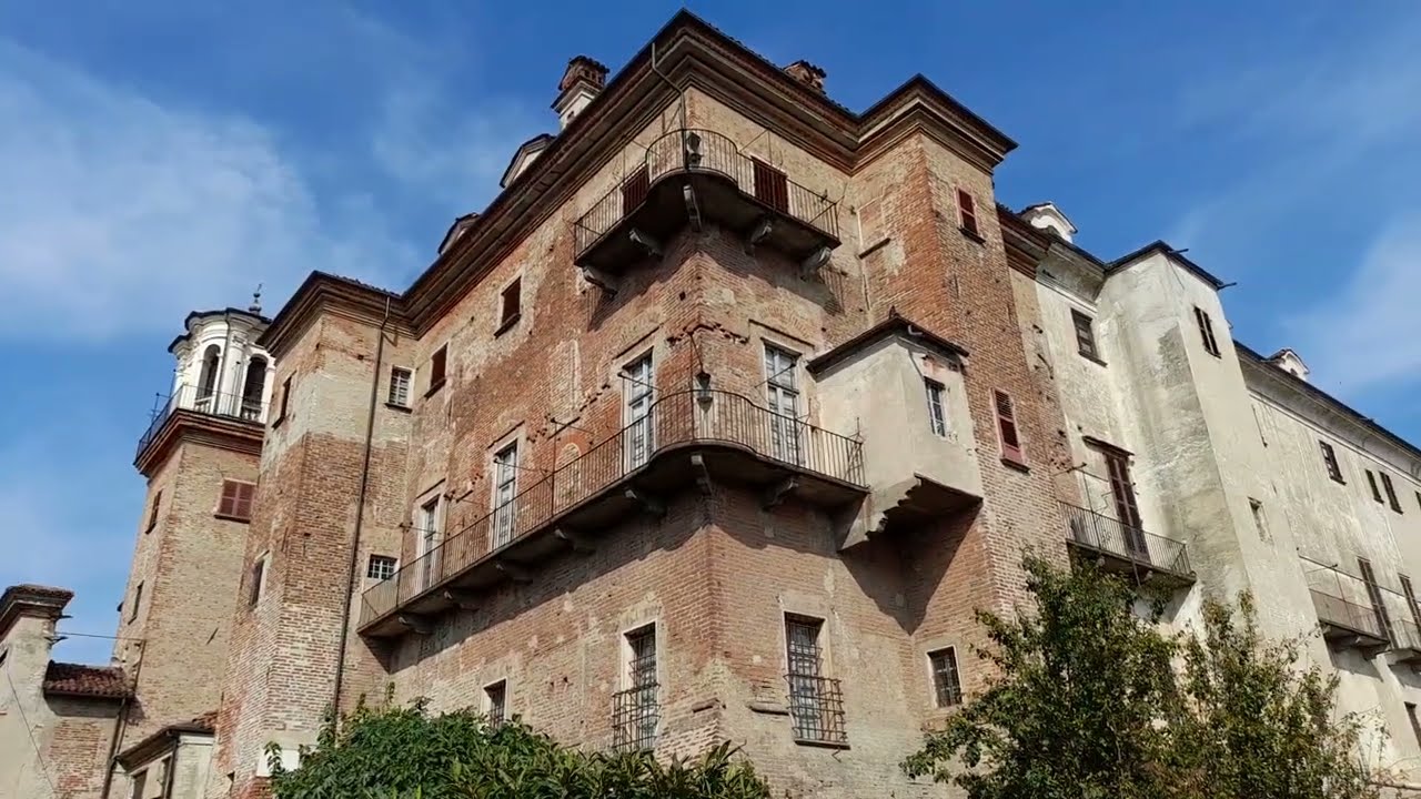 Moretta: splendido borgo storico con #castello  medievale #cuneo #piemonte #village #travel #italy