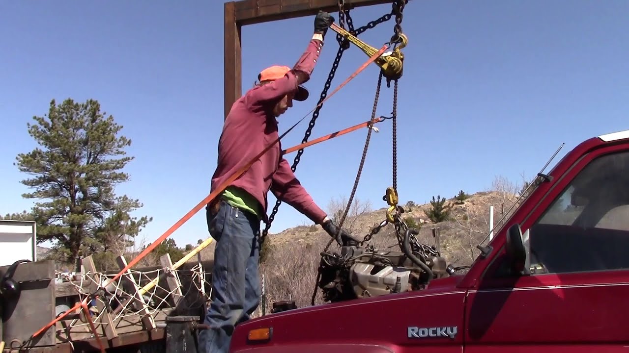 Can a Toyota 22R engine fit a Daihatsu Rocky? | Rocky Revival, Ep. 1