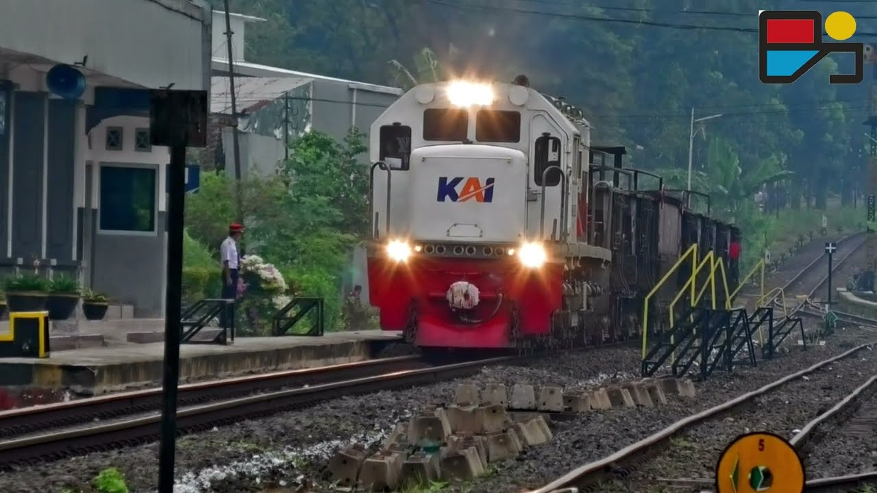KERETA API NANJAK DAN KRICAK di Kalibaru Banyuwangi
