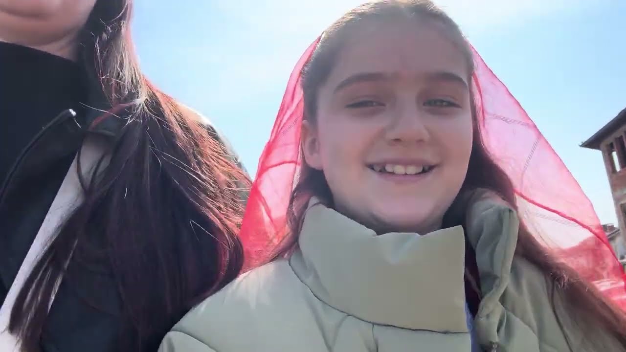 Reina reciton ne festen e shkolles ! 