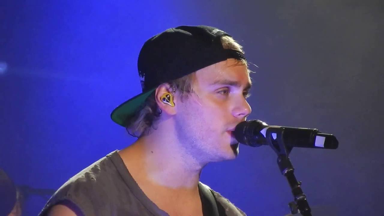 5 Seconds of Summer singing Waste The Night at SLFL Dallas 9-17-16