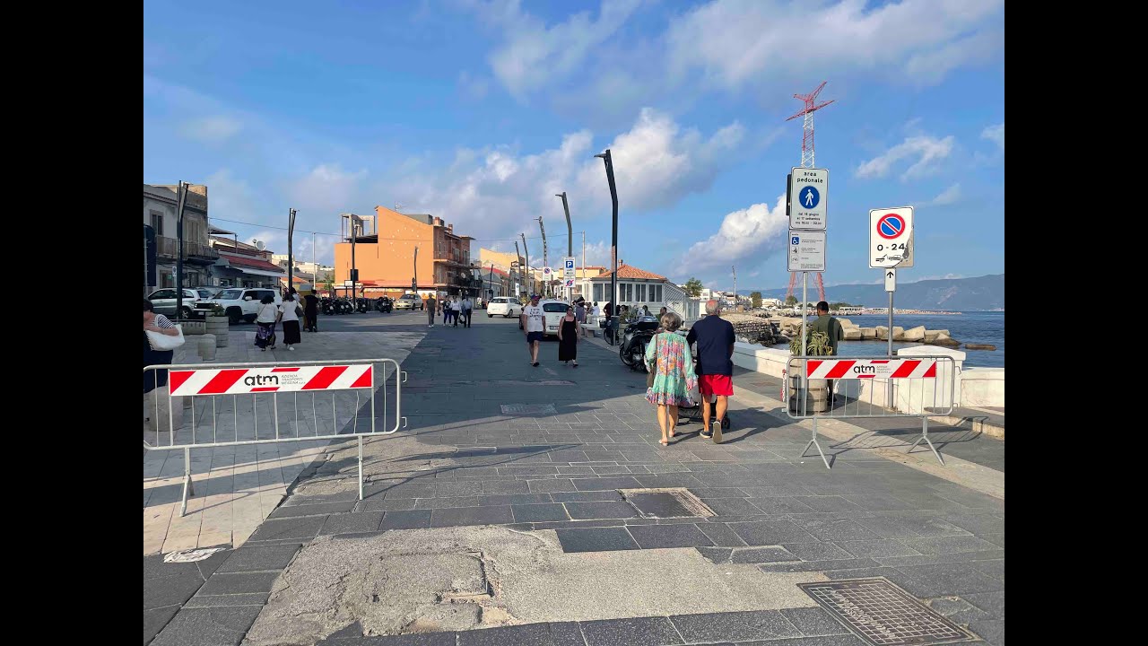 Isola pedonale di Torre Faro, tanti cittadini a passeggio... ma occhio alle buche