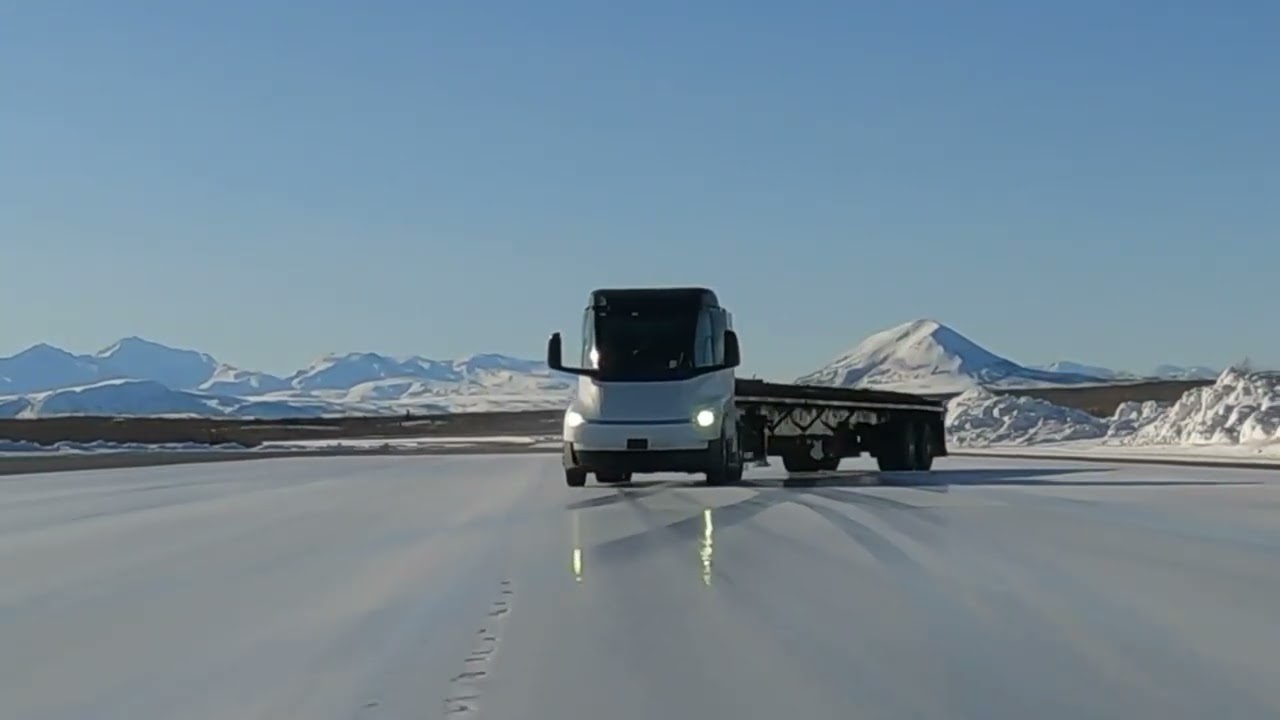 ❄️ Tesla&rsquo;s Semi program lead shared a video of the Semi driving steadily on ice in Alaska..
