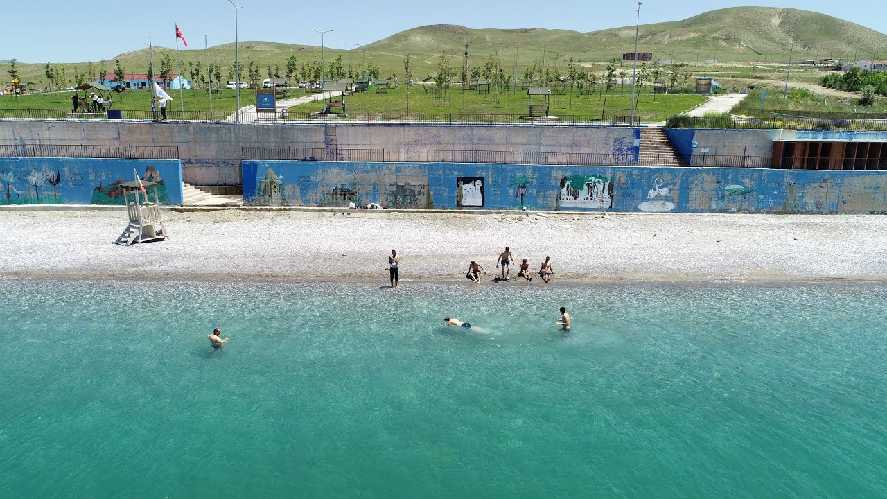 Van Gölü'ndeki mavi bayraklı halk plajı, yeni sezon için hazır