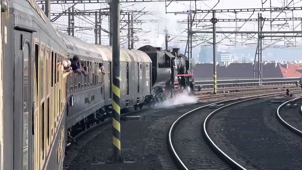 Dampfsonderfahrt - Ausfahrt aus dem Prager Hbf aus dem Zug