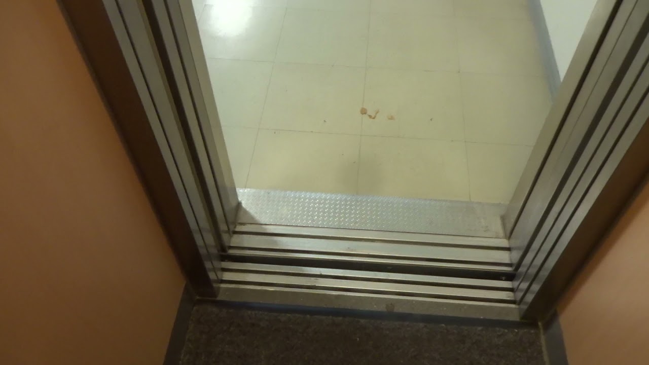Hieman tylsä Schindlerin uudistama ValmetSchlieren-köysihissi @ Katariinankatu 7A, Teljä, Pori