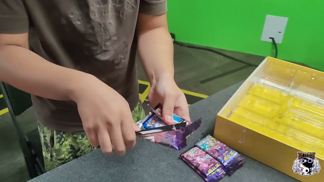 Simplified Chinese Pokemon Jolteon Binder Collection Unboxing w/ Ming W.  | Gemini Gaming