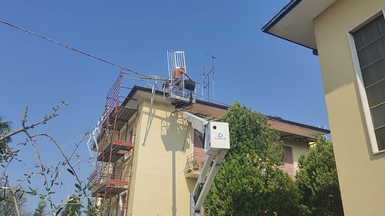 Posa di parapetti di sicurezza per rifacimento del tetto