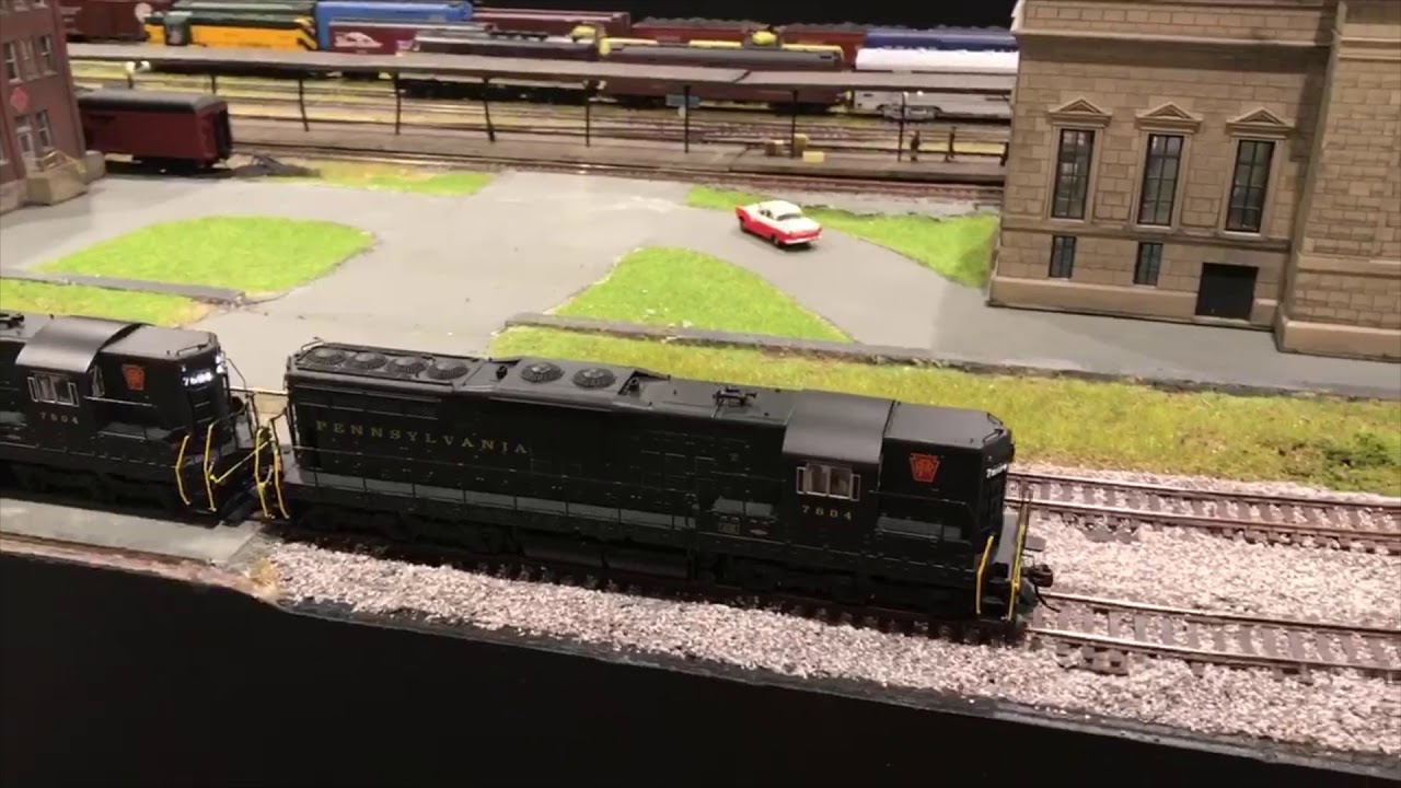 Kit's 12'x20' HO railroad.