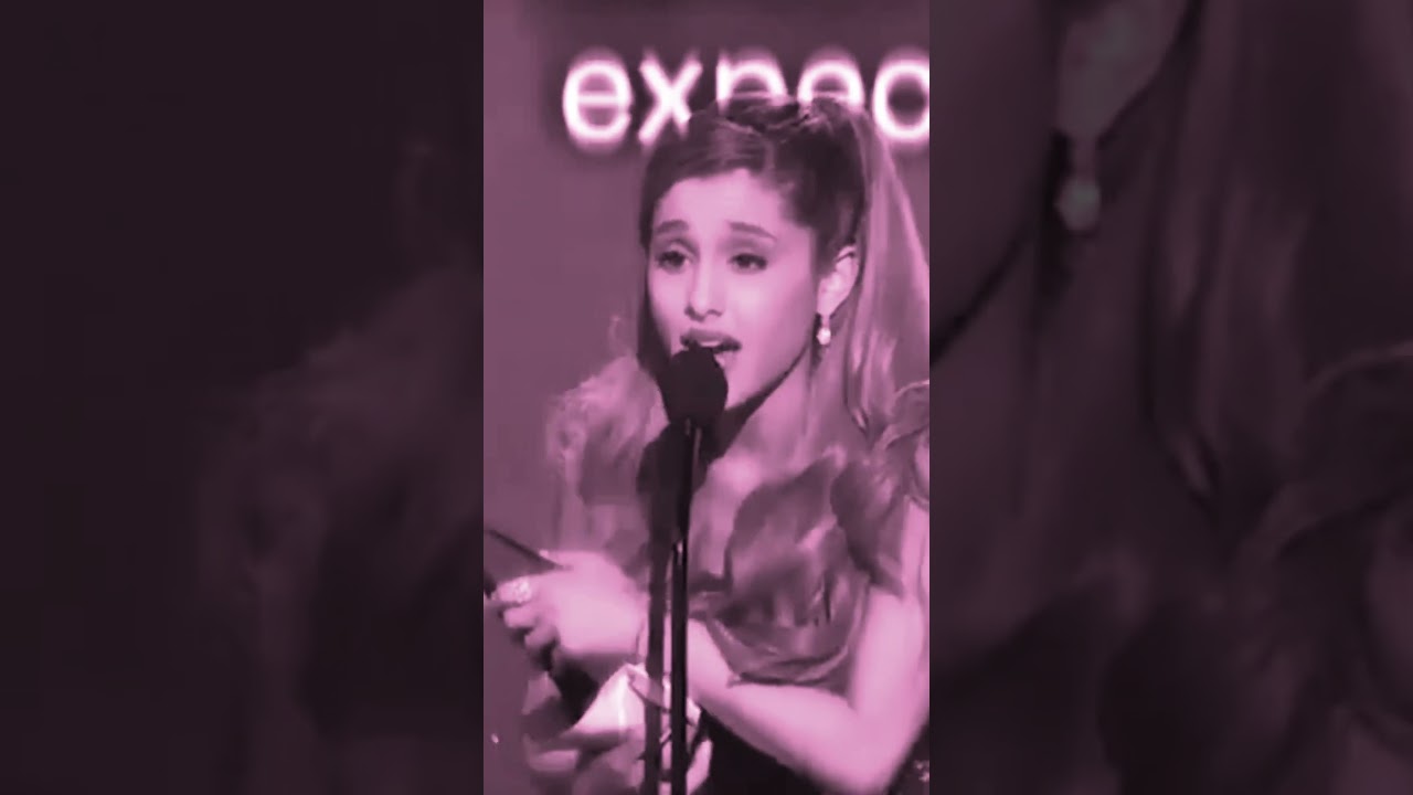 Ariana Grande panics at the end of her AMAs speech 😭