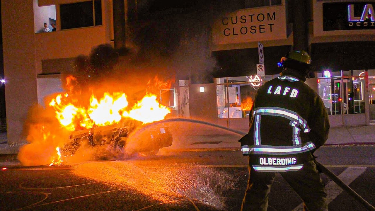 *Pre-Arrival* LAFD Engine 88 Fully Involved Auto Fire (Sherman Oaks)
