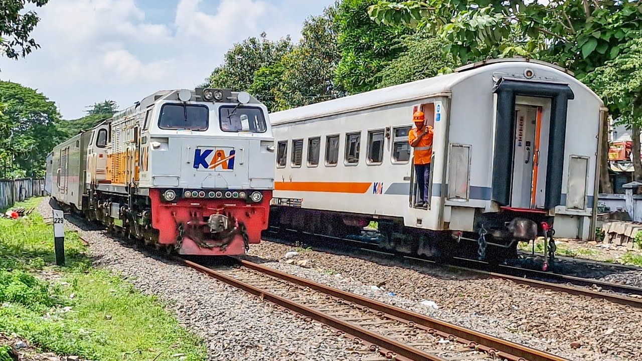 PASUKAN KERETA JALUR UTARA TERLAMBAT PARAH IMBAS BANJIR PEKALONGAN!! Kereta Api Surabaya Pasarturi