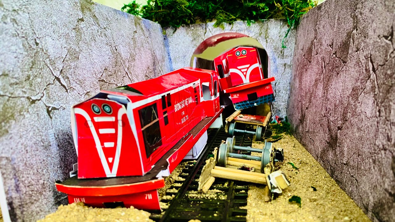 OMG! India Trains COLLIDED in the tunnel! Hai đầu máy kéo tàu công trình đâm nhau ngay hầm Bãi Gió!