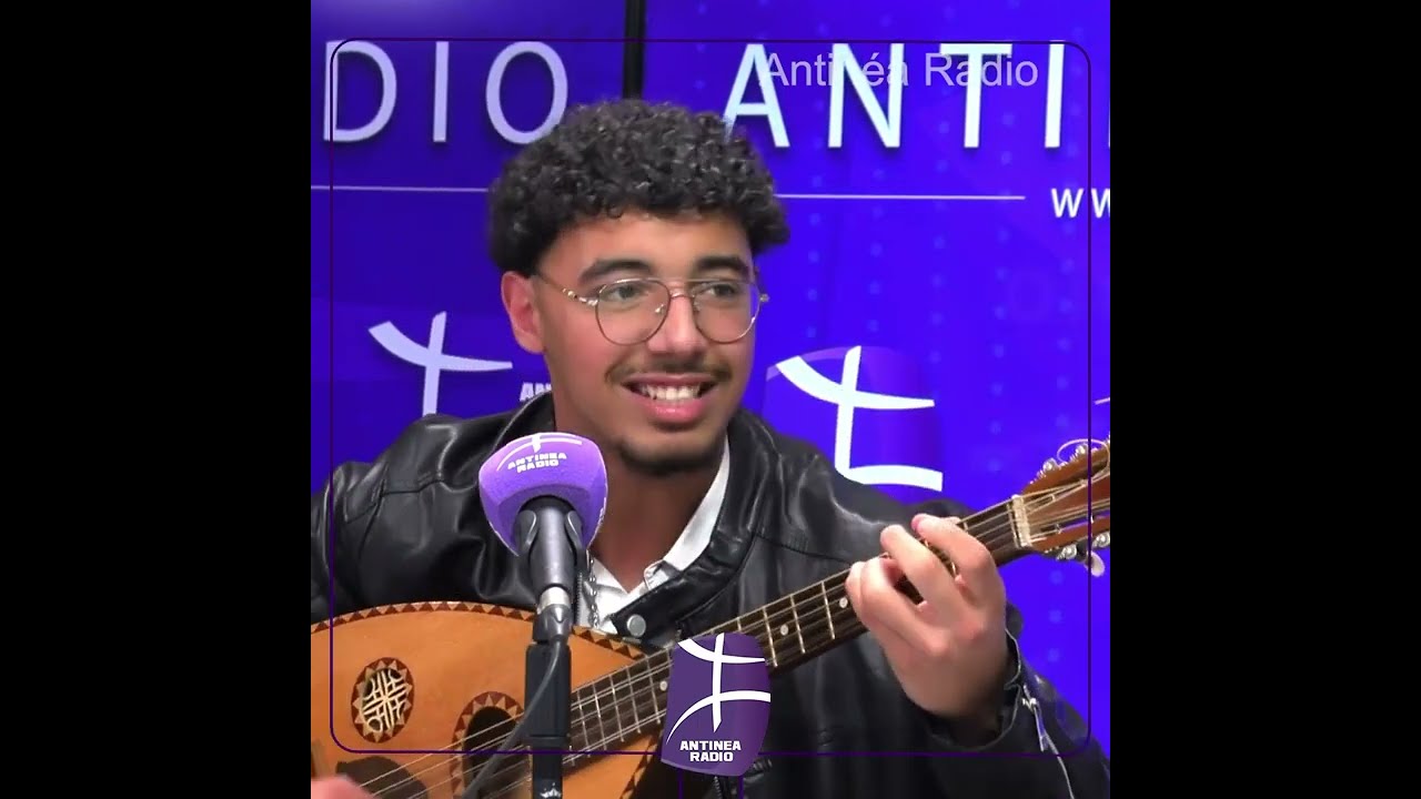 Yacine Bouakil interprète une chanson de 