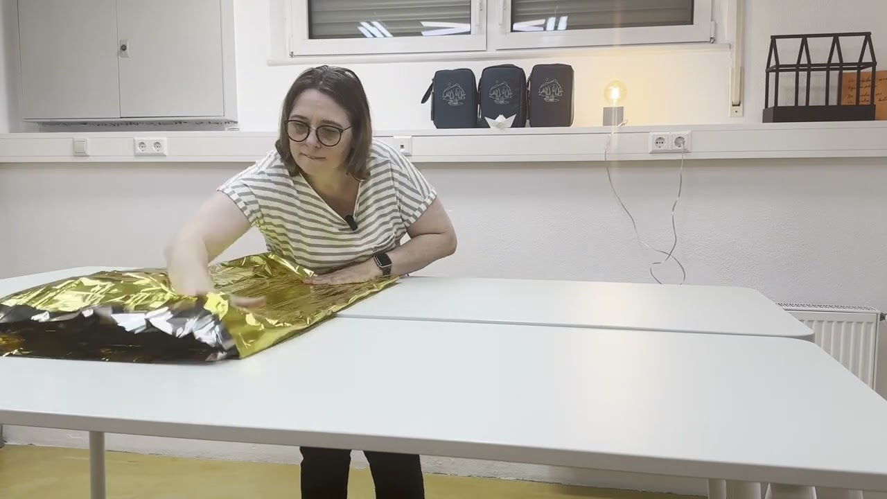 Erste Hilfe - Wie falte ich eine Rettungsdecke richtig?