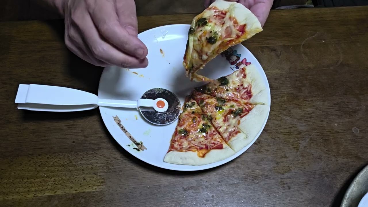 暖めた、マルゲリータを、夕飯に堪能している所を、撮影してみました。