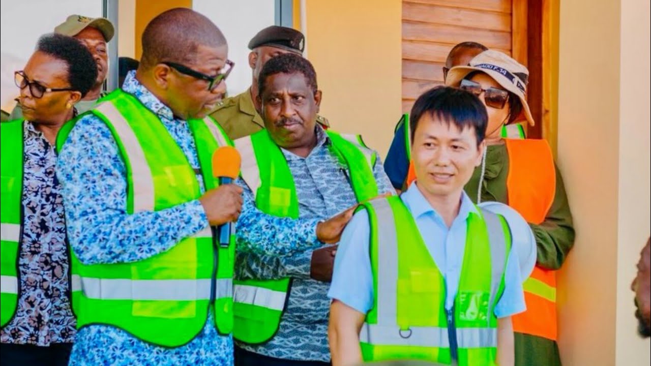 WAZIRI ULEGA AMLIPUA VIBAYA MKANDARASI HUYU WA KICHINA, ADAI ANAWANYANYASA VIJANA WA KITANZANIA