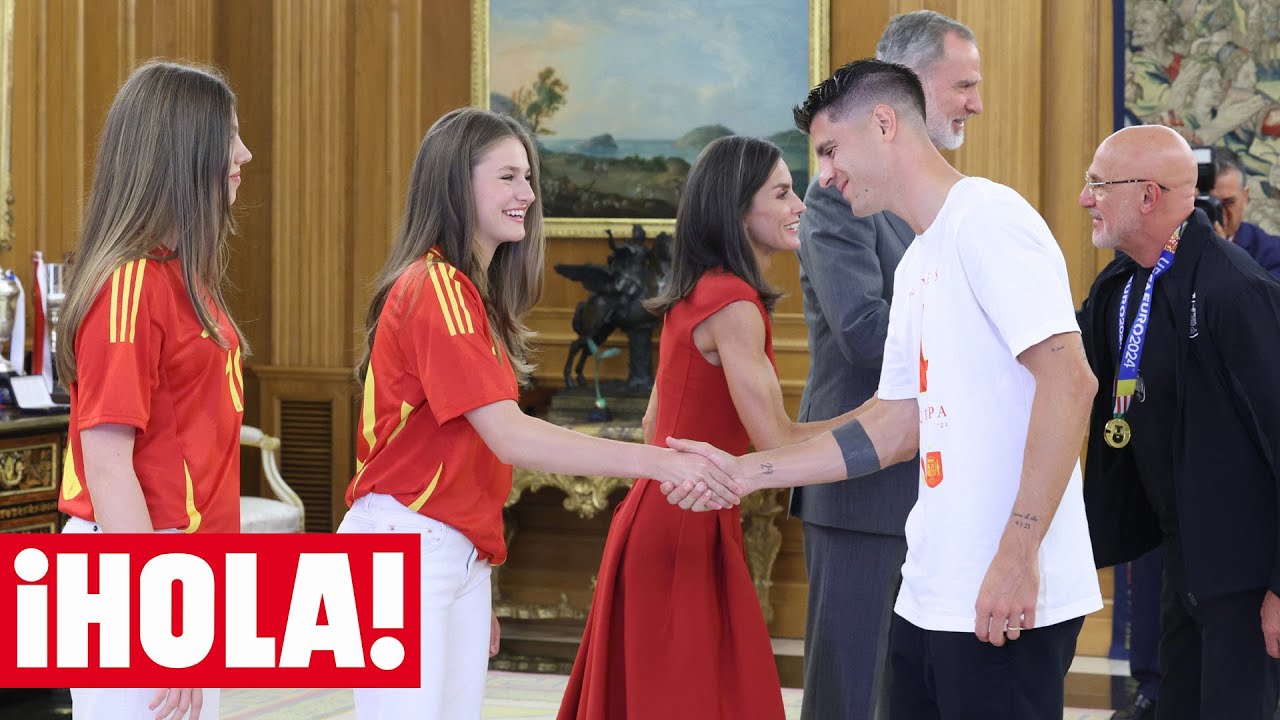 Leonor y Sofía sorprenden recibiendo a la Selección con los Reyes ¡como dos auténticas fans!