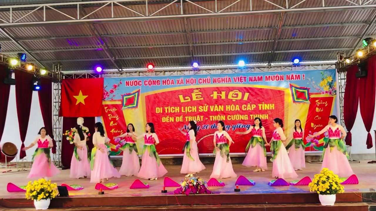 Múa sen dâng đang do tốp nữ cường thịnh biểu diễn 