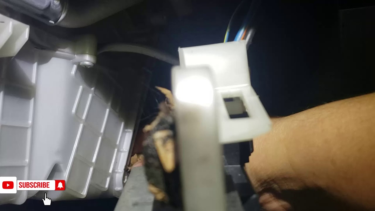 Замена салонного фильтра Mazda 5 2009 года