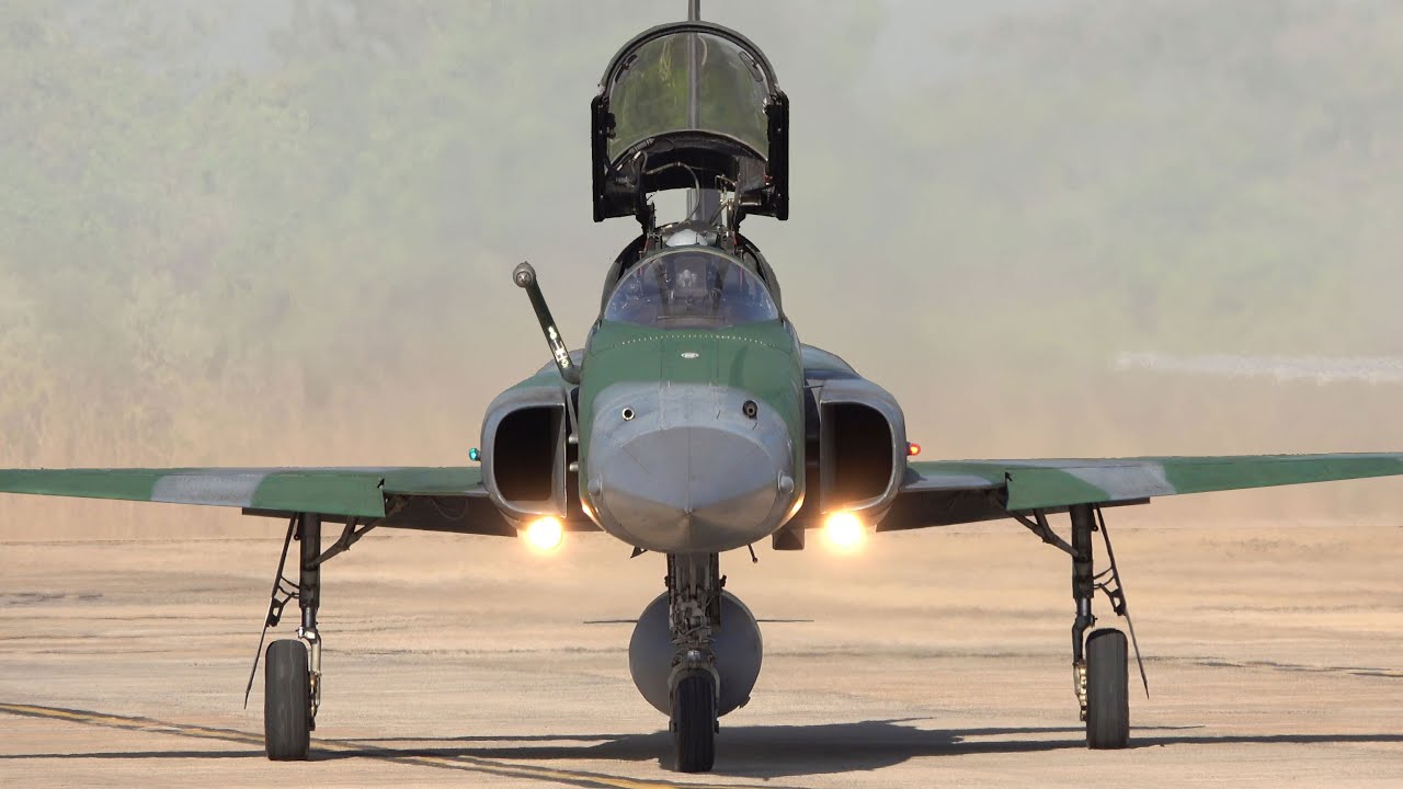 Caça F 5 da Força Aérea Brasileira Decolando