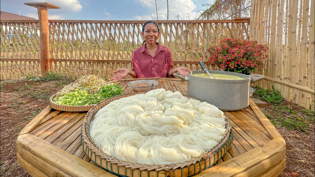 នំបញ្ចុកសម្លរប្រហើ ឆម ស្រីផាច - Chhom Sreypach