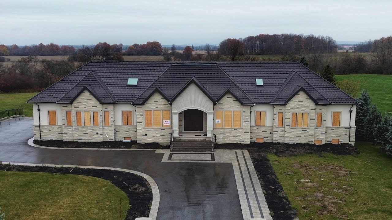 **Построен в 2024 году, заброшен в 2025 году** Новый роскошный особняк миллионеров будет снесен.