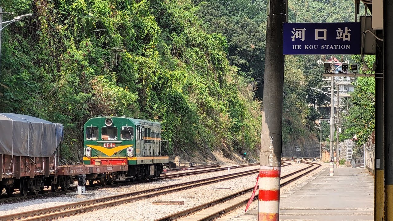 tàu 1213;1212 vào ga Hà Khẩu , qua đường ngang biên giới Đại Kiều, qua cầu sang Việt Nam