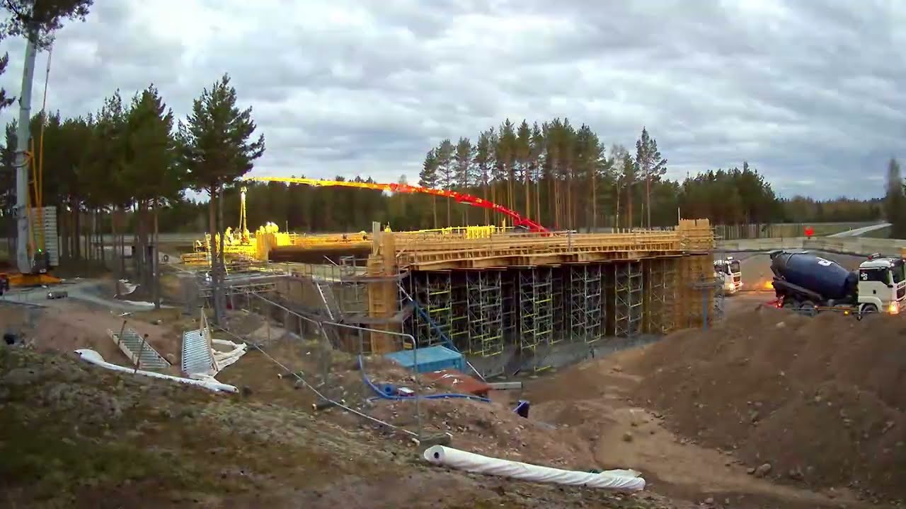 E4, bro över allmän väg, Mehedeby – se hur vi flyttar två broar på vardera 1800 ton | Trafikverket