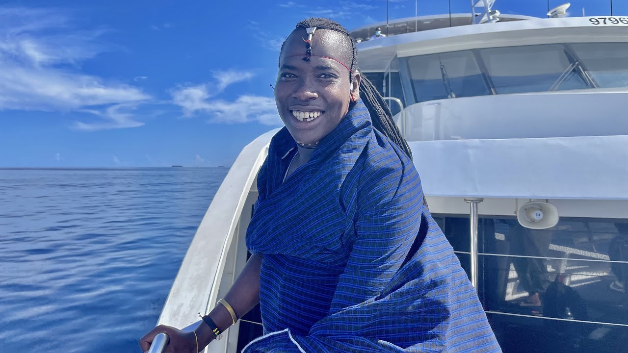 非洲保镖终于坐上游艇，观光冲浪看风景，高兴的嘴巴都合不上了