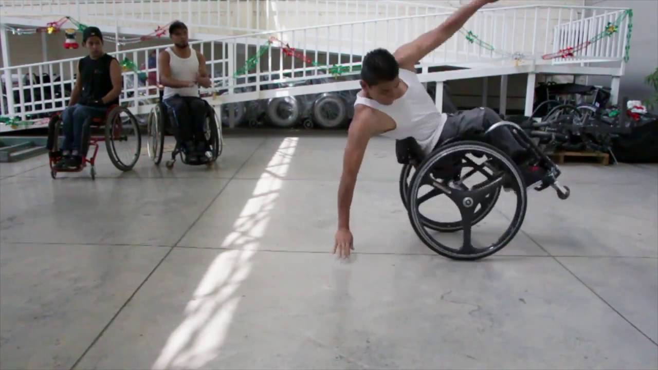 Levantarse del piso con silla de ruedas