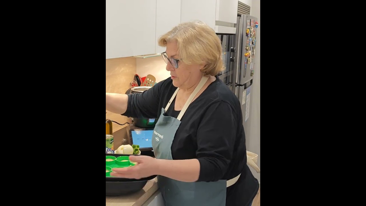 Menú completo de contramuslos y huevos rellenos y bizcochos al vapor 