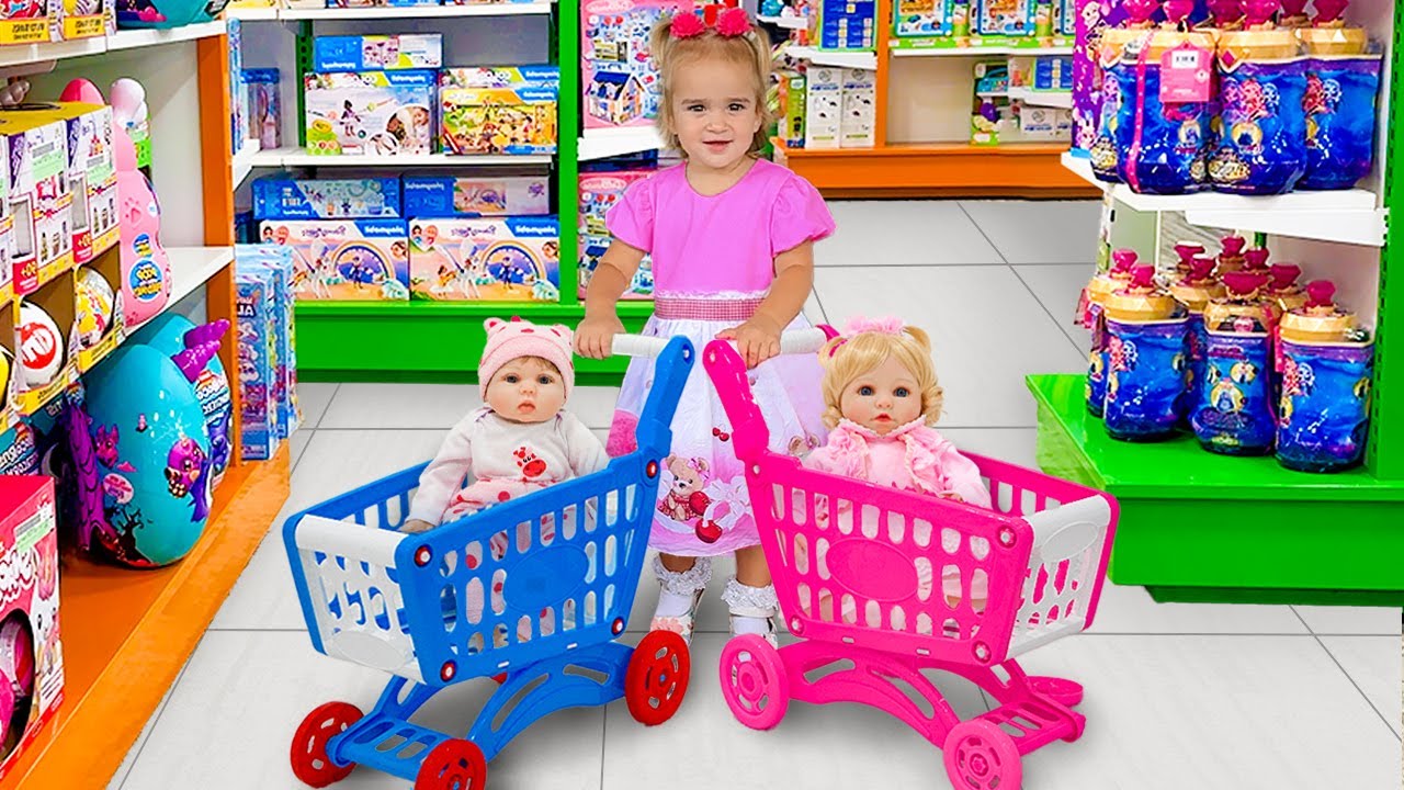 Alice kauft in einem Spielzeugladen eine neue Puppe