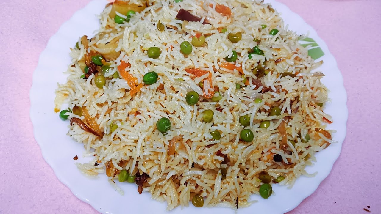 Smokey aaloo matar pulao .कैसे बनाएंगे तो खुशबु शुघ पड़ोसी भी भागे आएंगे 🍲#🍲#.aaloo matar pulao recip