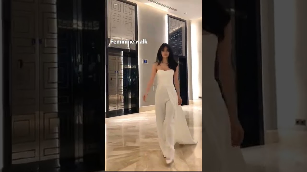 How to walk confidently in a feminine way 👠stand up straight, shoulders roll back #levelup#elegance